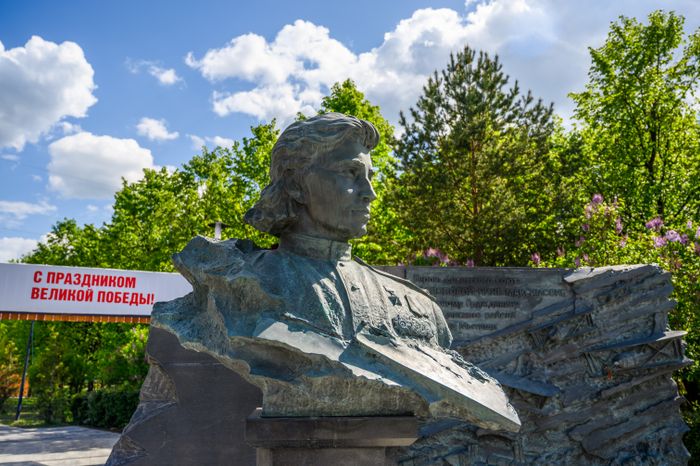 Памятник летчице Нине Распоповой в парке Ветеранов в Мытищах