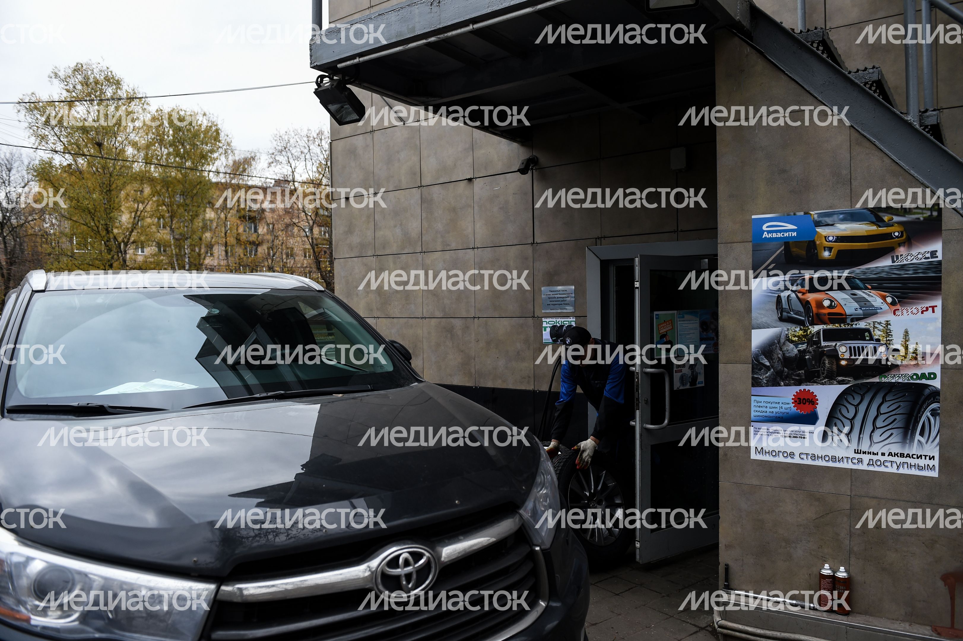 Работа шиномонтажной мастерской перед началом зимнего сезона