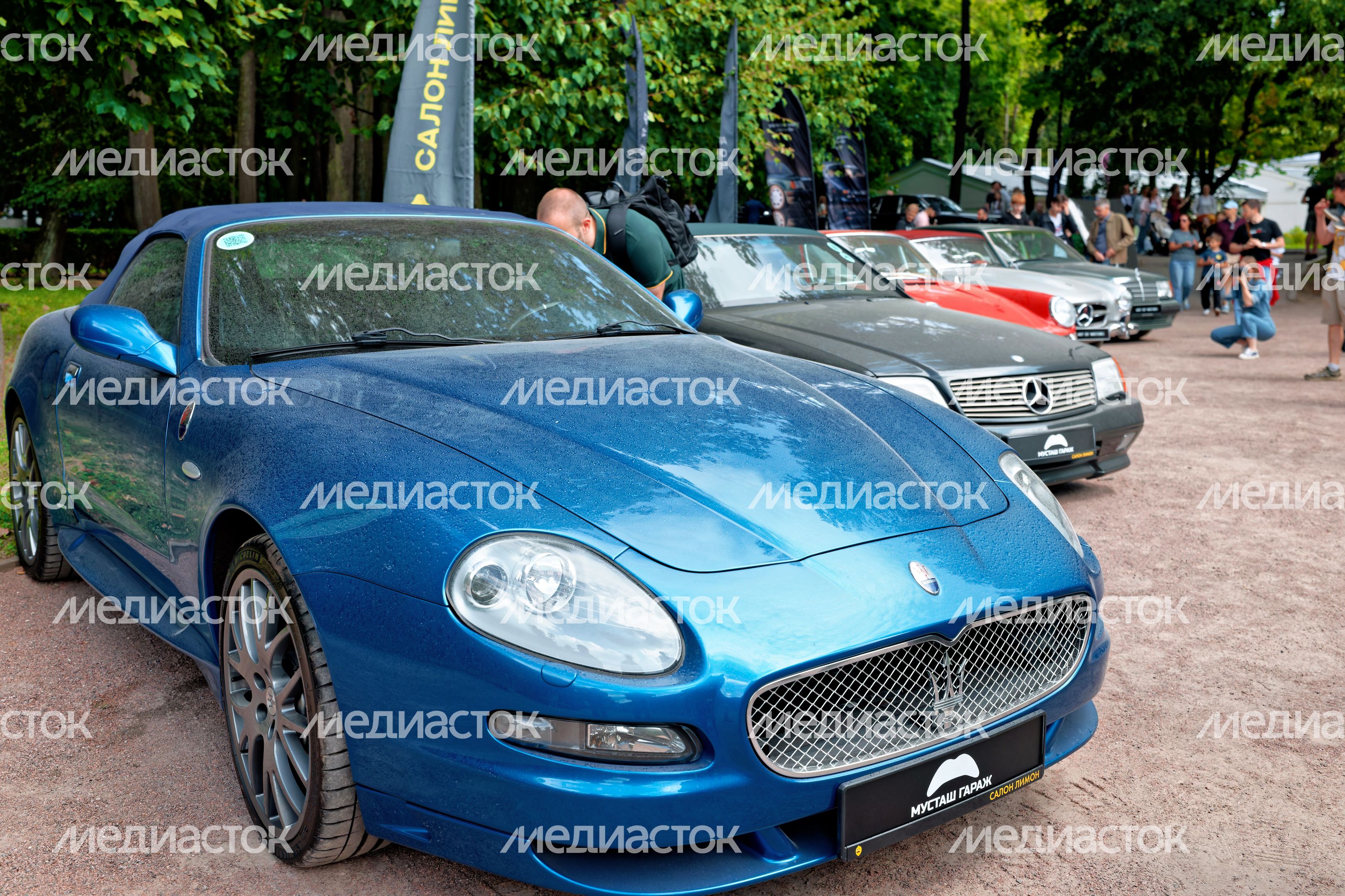 Ретроавтомобили и суперкары на автофестивале «Автовыходные в Архангельском» в округе Красногорск
