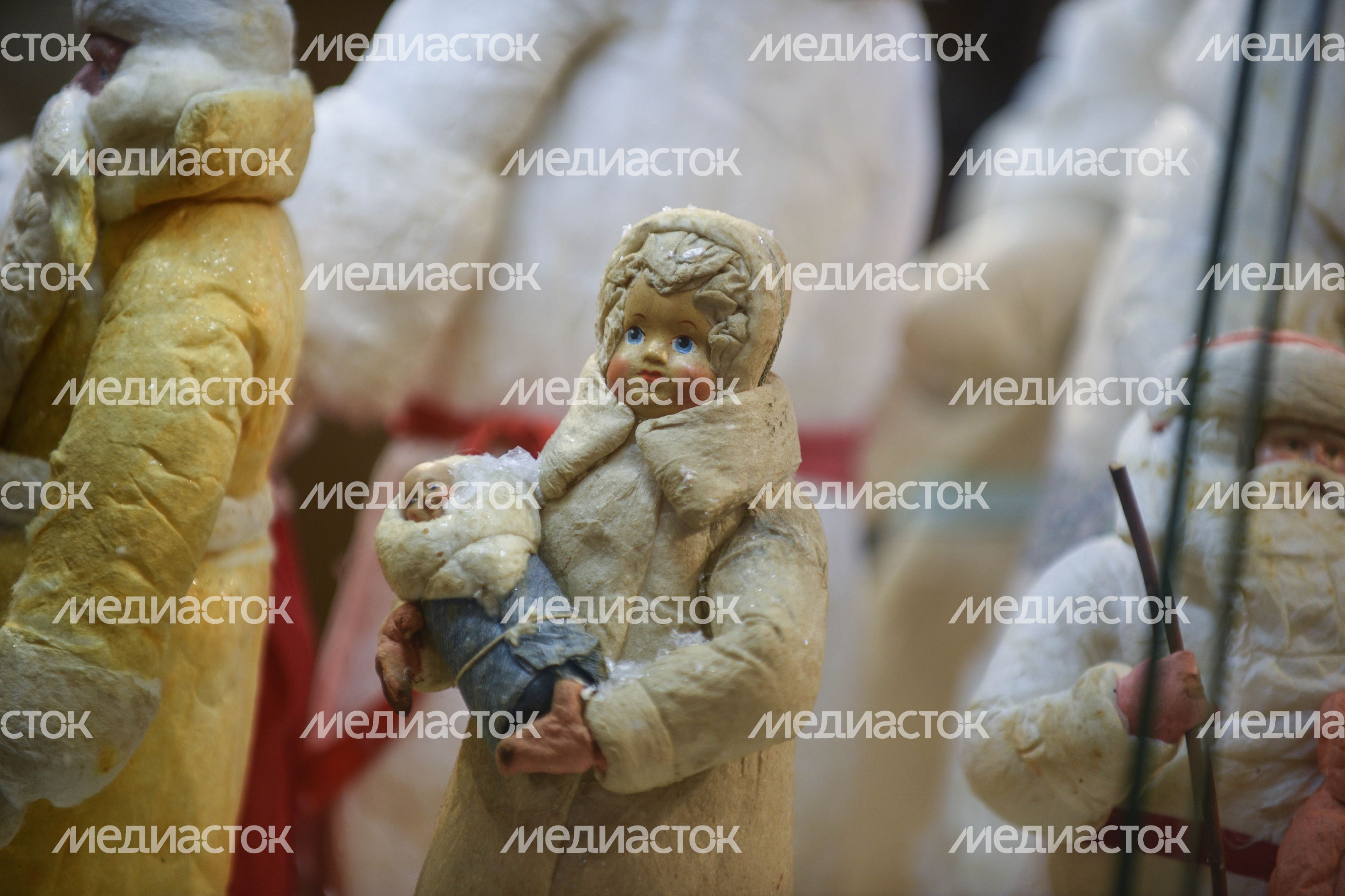 Выставка новогодних игрушек в ГУМе из личной коллекции Александра Олешко