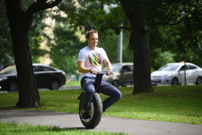 Молодой человек на моноколесе в Москве