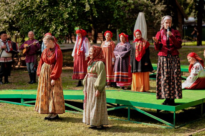 Дефиле в народных костюмах от центра «Истоки» на фестивале народных традиций «Три Спаса в Мелихове»