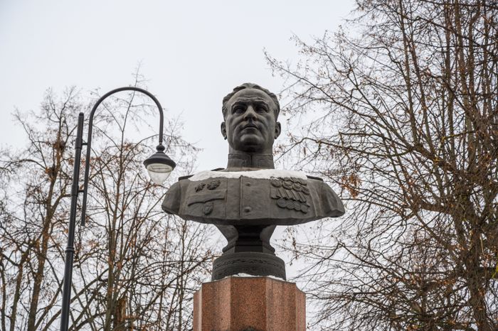 Бюст дважды Героя Советского Союза В.А. Зайцева в сквере его имени в Коломне