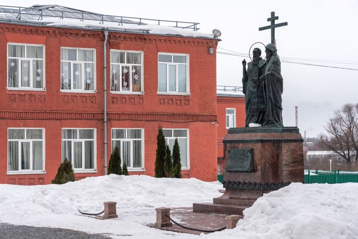 Памятник святым равноапостольным Кириллу и Мефодию в Коломне на Соборной площади