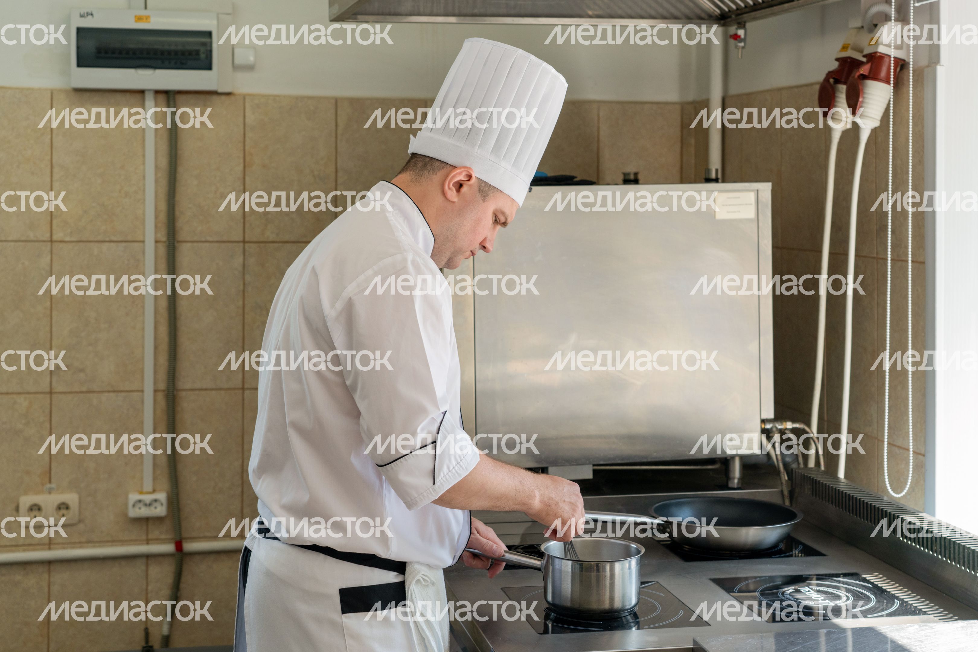 Повар готовит блюдо на конкурсе профмастерства «Абилимпикс 2026» в категории «Поварское дело» в колледже «Подмосковье» Повар готовит блюдо на конкурсе профмастерства «Абилимпикс 2026» в категории «Поварское дело» в колледже «Подмосковье»