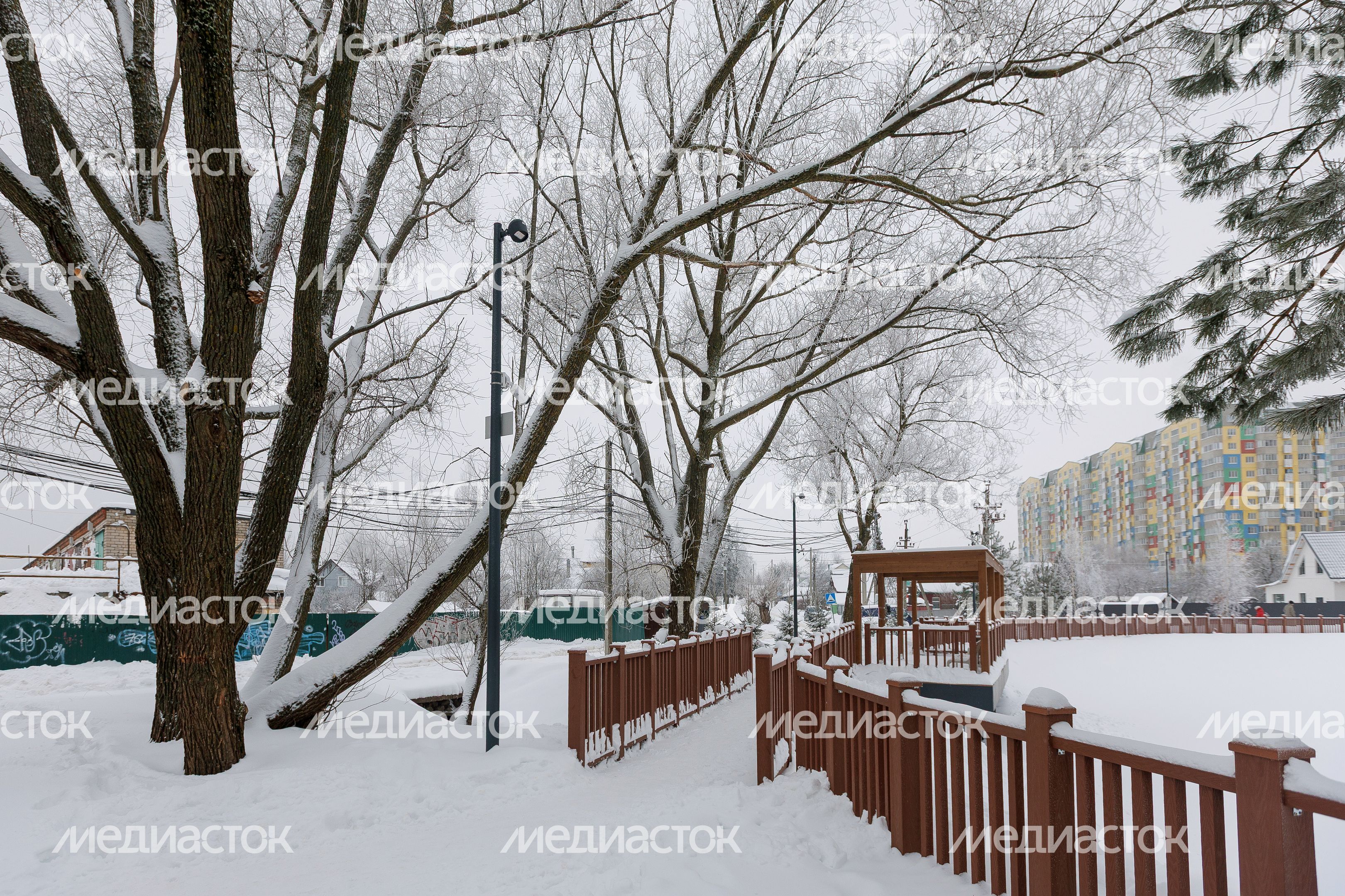 Набережная в сквере Защитников Москвы в Лобне зимой Набережная в сквере Защитников Москвы в Лобне зимой