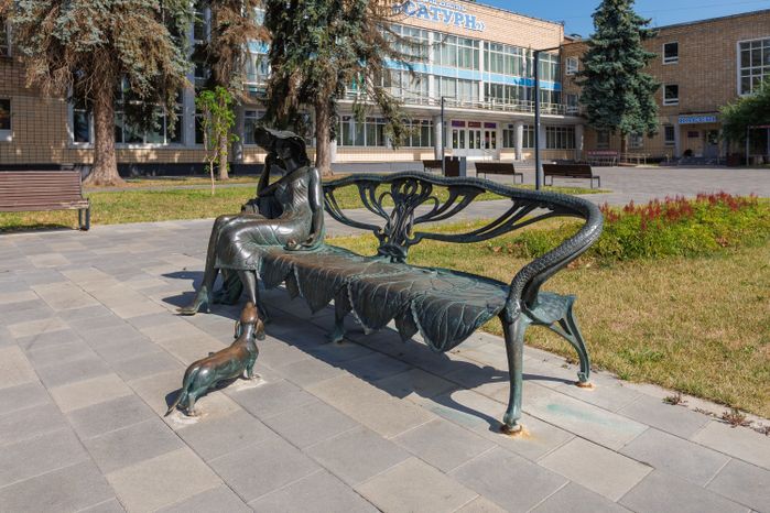 Жанровая скульптура «Незнакомка» на улице Михалевича в Раменском