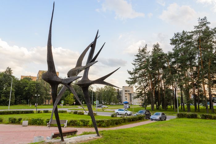 Черноголовка. Скульптура «Стрижи»