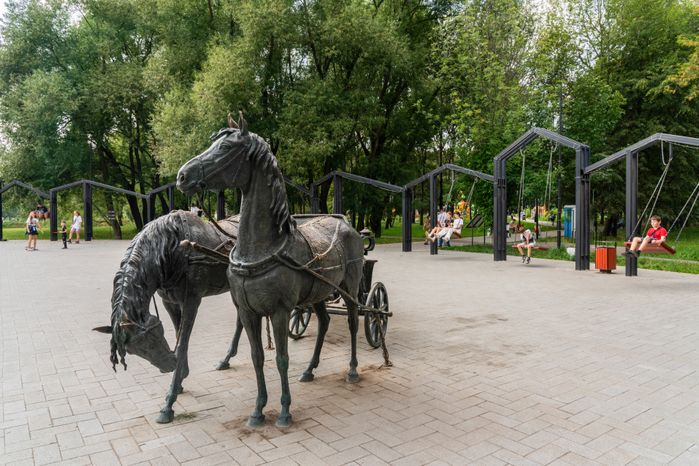 Скульптура «Повозка губернатора» в Центральном парке культуры и отдыха в Долгопрудном
