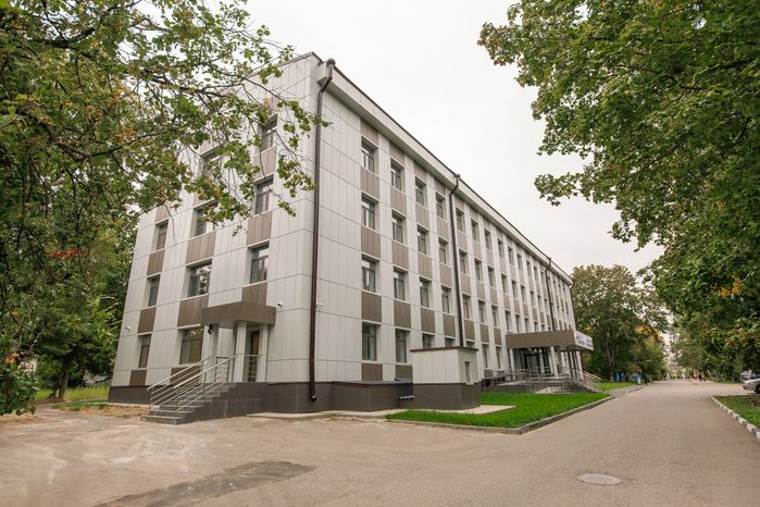 Взрослая поликлиника на улице Ленина после капитального ремонта в городе Дзержинский