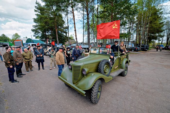 Армейские военные автомобили в музее аэроклуба ветеранов воинской службы в Кубинке