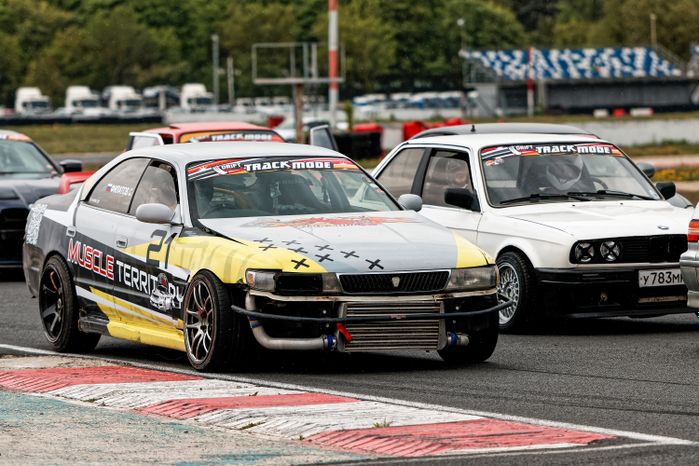 Гонка автомобилей на дрифт-фестивале скорости и драйва Drift Expo Track Mode 2025