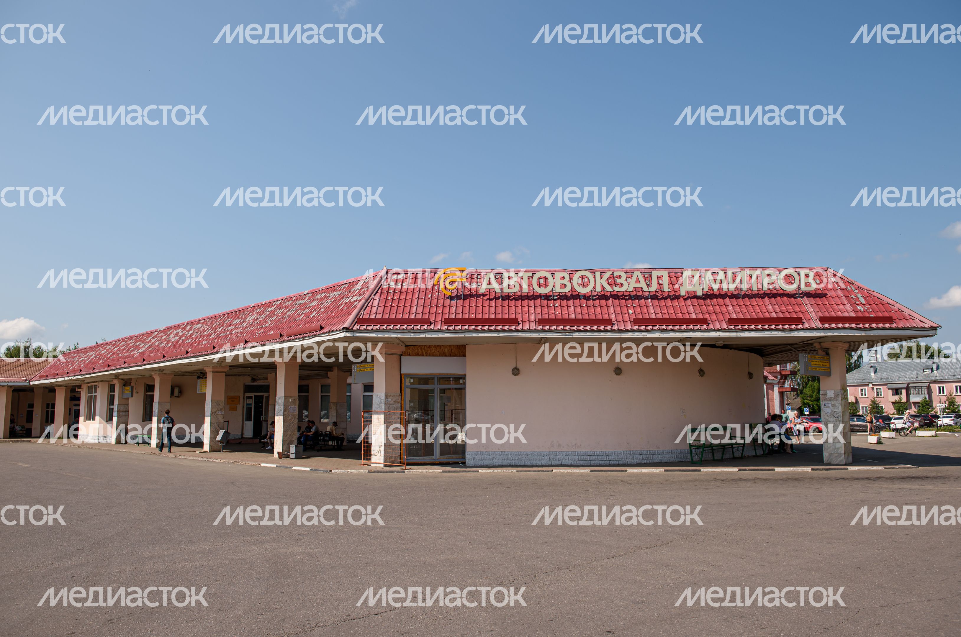 Летние виды автовокзала в городе Дмитров