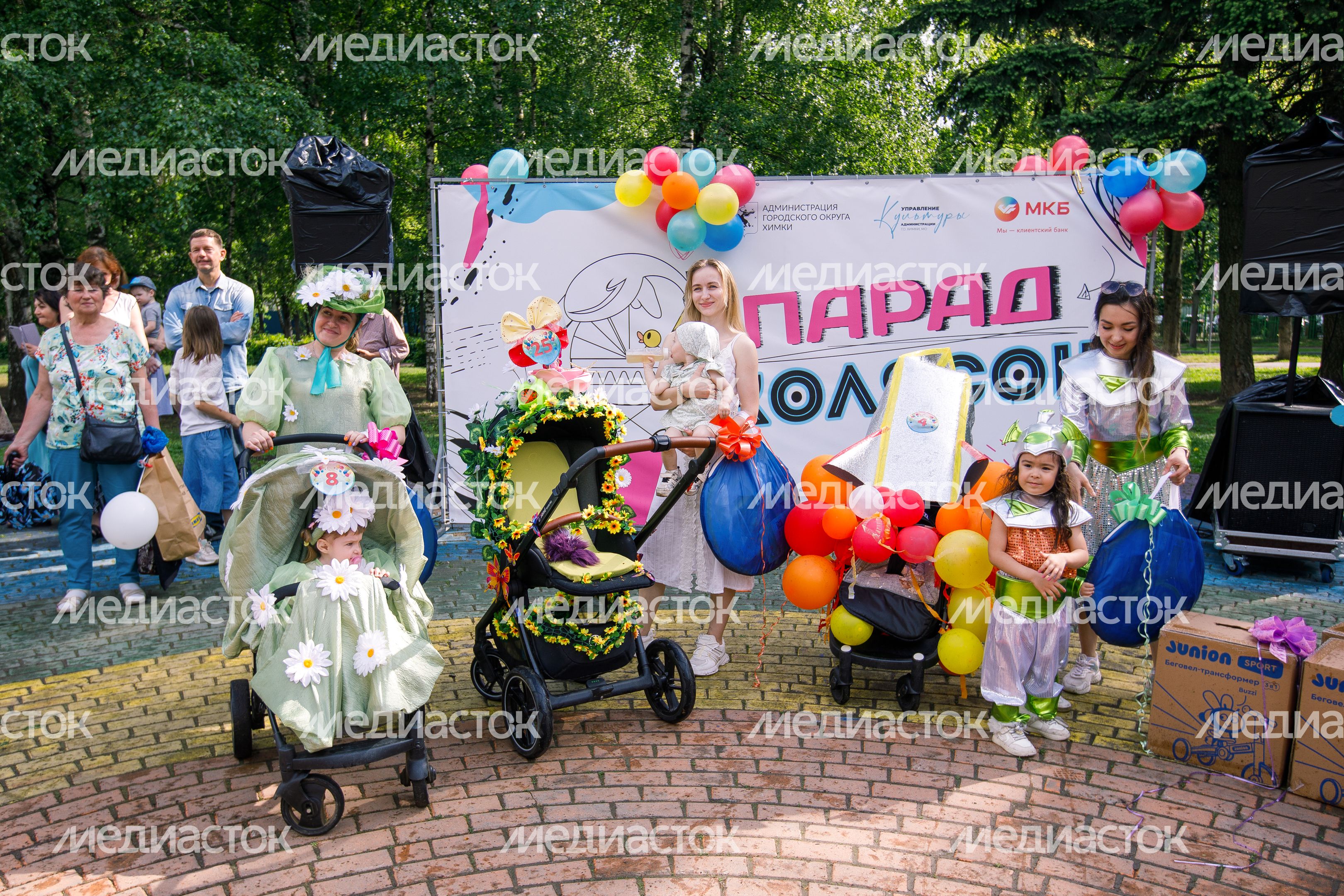 Парад колясок в сквере "Юбилейный" в Химках Парад колясок в сквере "Юбилейный" в Химках
