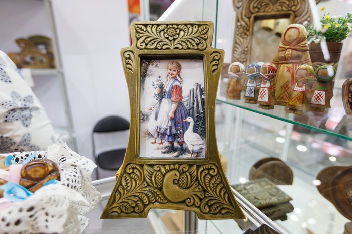 Сувениры абрамцево-кудринской резьбы из Хотьково на выставке-ярмарке «Ладья»