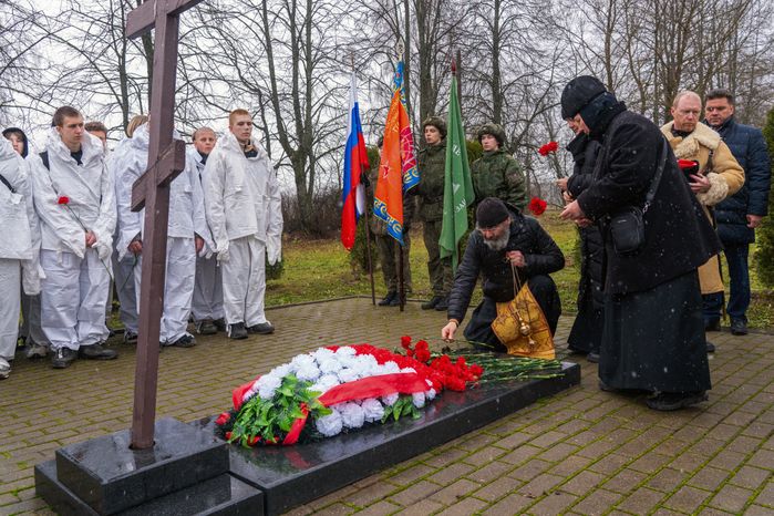 Возложение цветов к могиле Неизвестного солдата на Бородинском поле