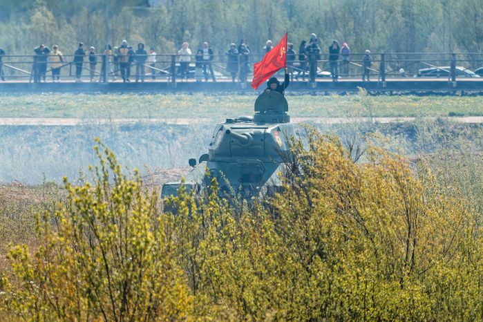 Военно-историческая реконструкция боя Великой Отечественной войны с техникой и авиацией в парке «Патриот» Одинцовского округа