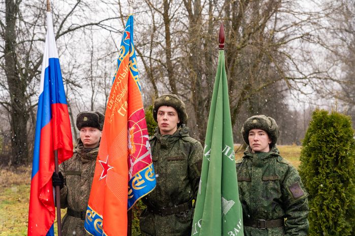 Возложение цветов к могиле Неизвестного солдата на Бородинском поле