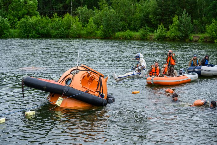 Тренировка космонавтов по действиям после посадки на воду в Ногинске