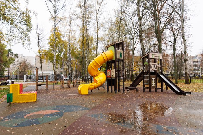 Детская площадка в Центральном парке культуры и отдыха города Пушкино осенью