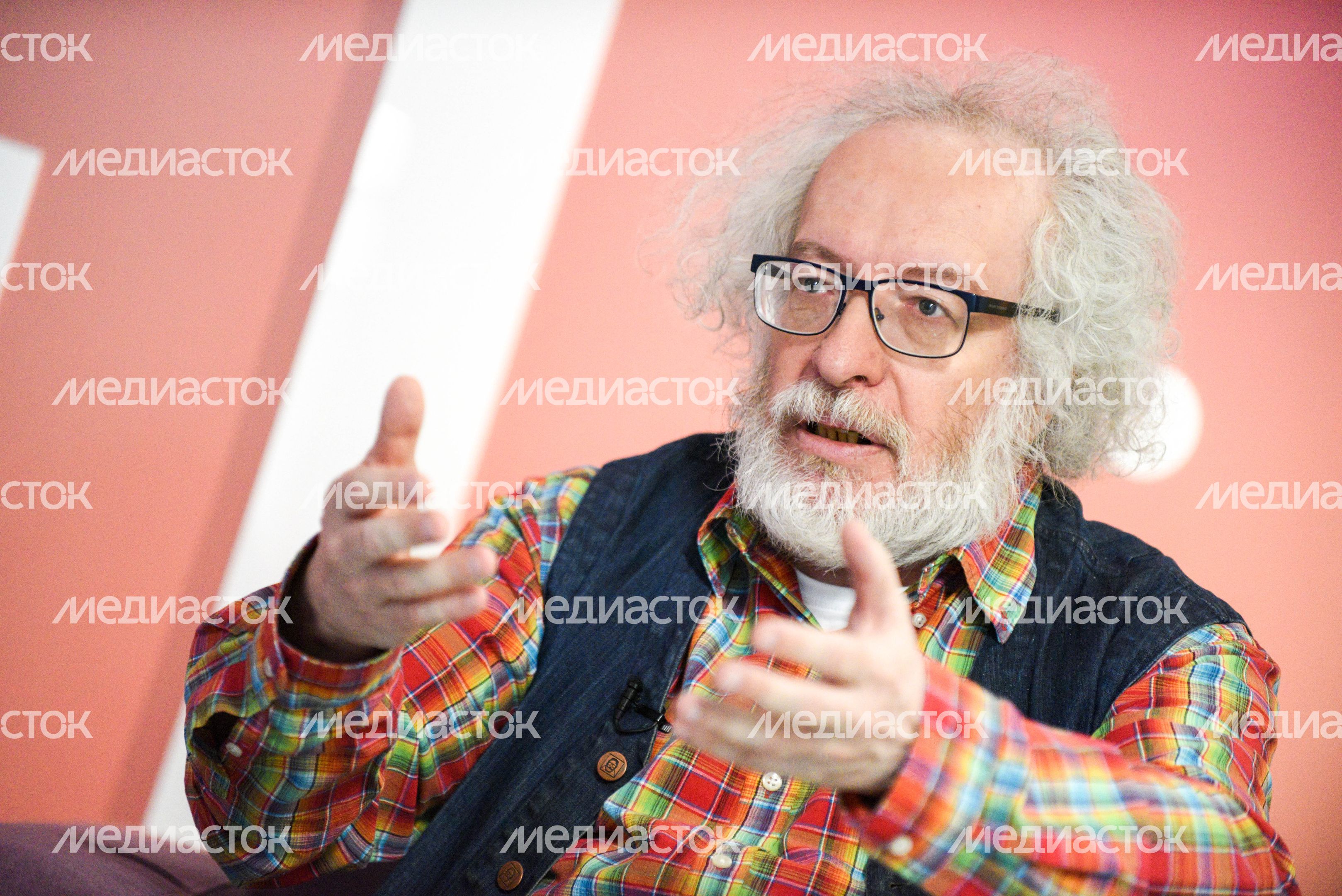 Интервью с журналистами перед церемонией вручения премии «Медиана».