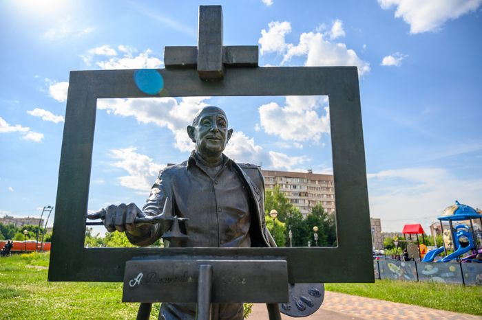 Памятники космонавтам в ЖК «Лукино-Варино» поселка Свердловский округа Лосино-Петровский