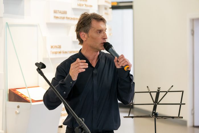 Актер Владимир Кошевой прочел стихи в День памяти и скорби в Музее Зои Космодемьянской в Рузском округе