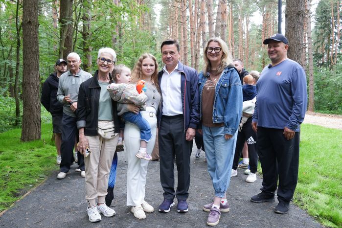 Андрей Воробьев проверил ход благоустройства лесопарка "Массовка" в Дедовске