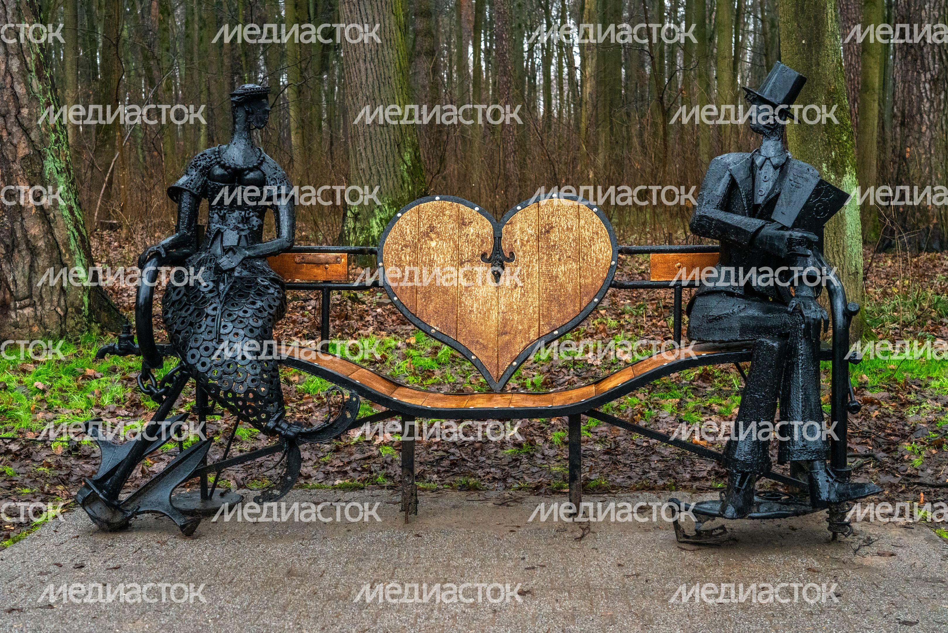 Лавочка примирения в Красногорском городском парке после Лавочка примирения в Красногорском городском парке после
