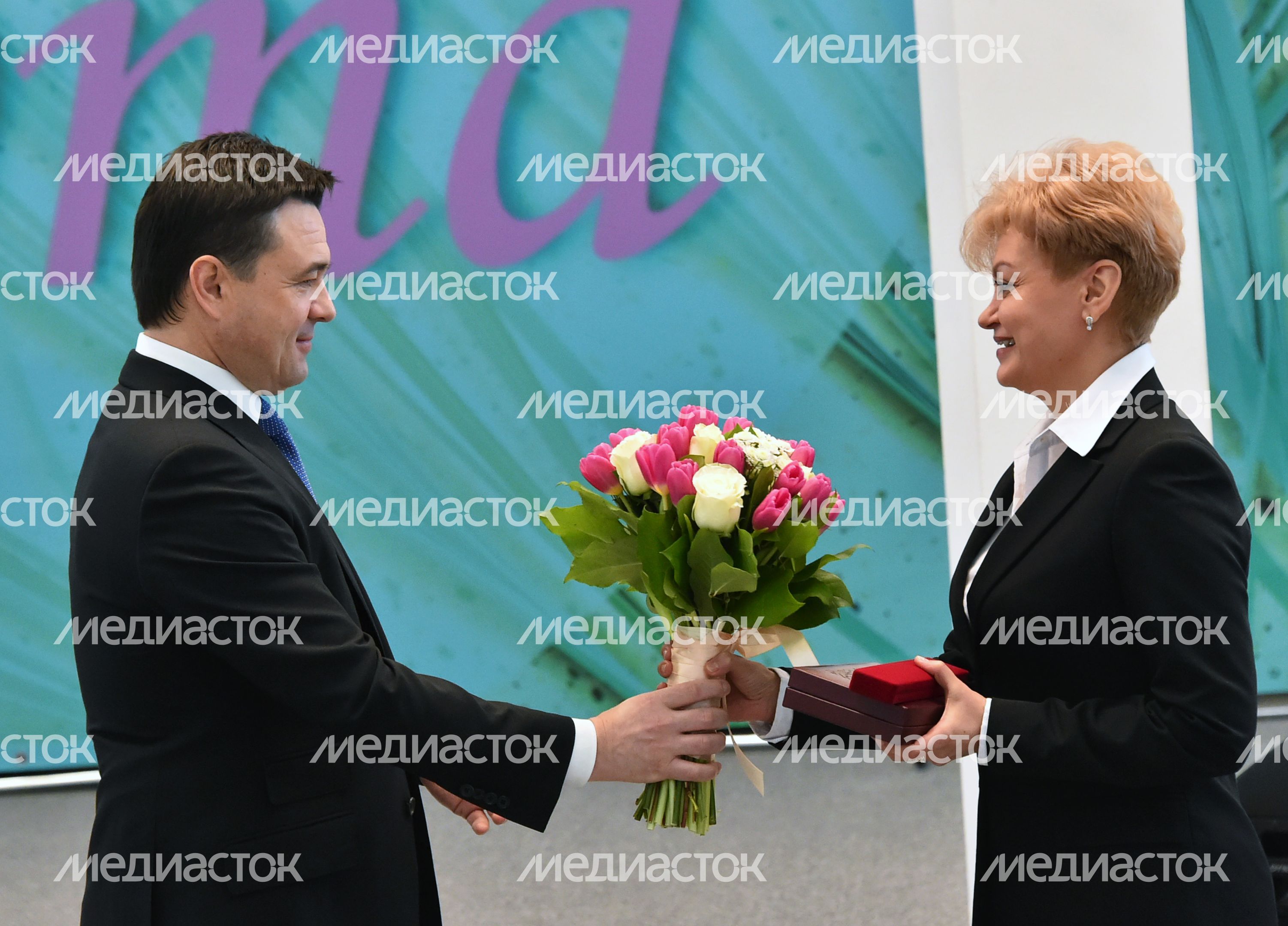 Вручение наград женщинам на торжестве в честь 8 Марта