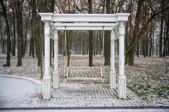 Качели в парке усадьбы Кривякино в Воскресенске