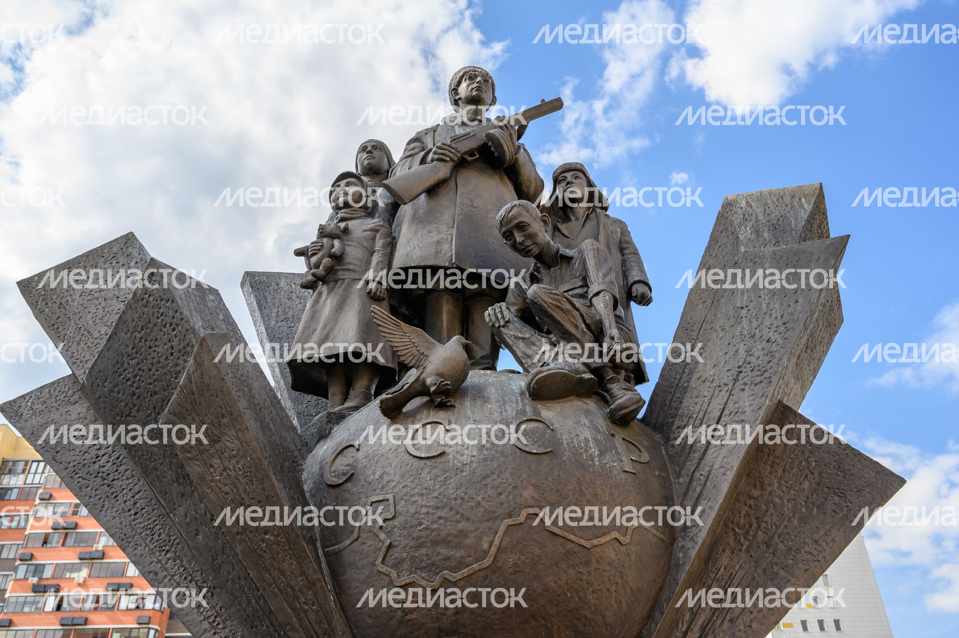 Памятник детям военных лет в поселке Свердловский округа Лосино-Петровский