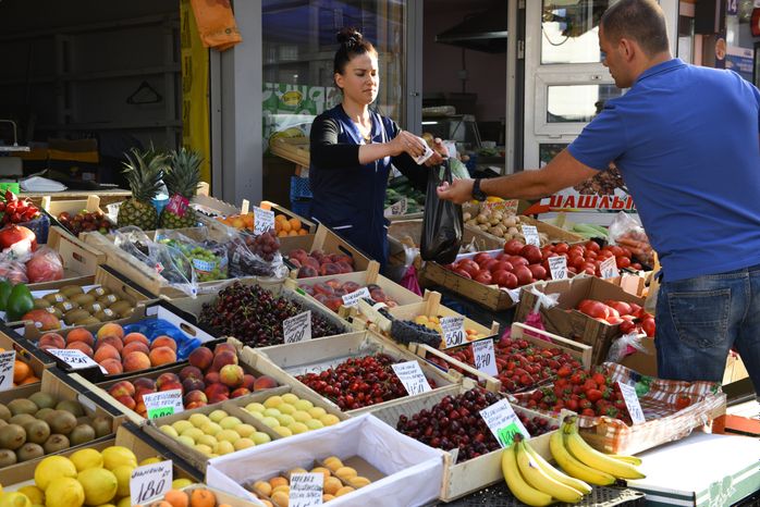 Прилавок с овощами и фруктами на рынке в Москве