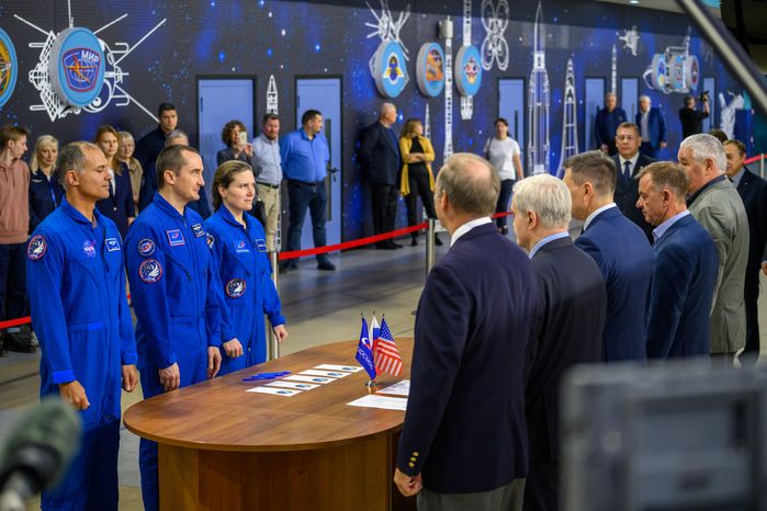 Тренировка дублирующего экипажа космонавтов МКС-74 на тренажере МКС в Звездном городке