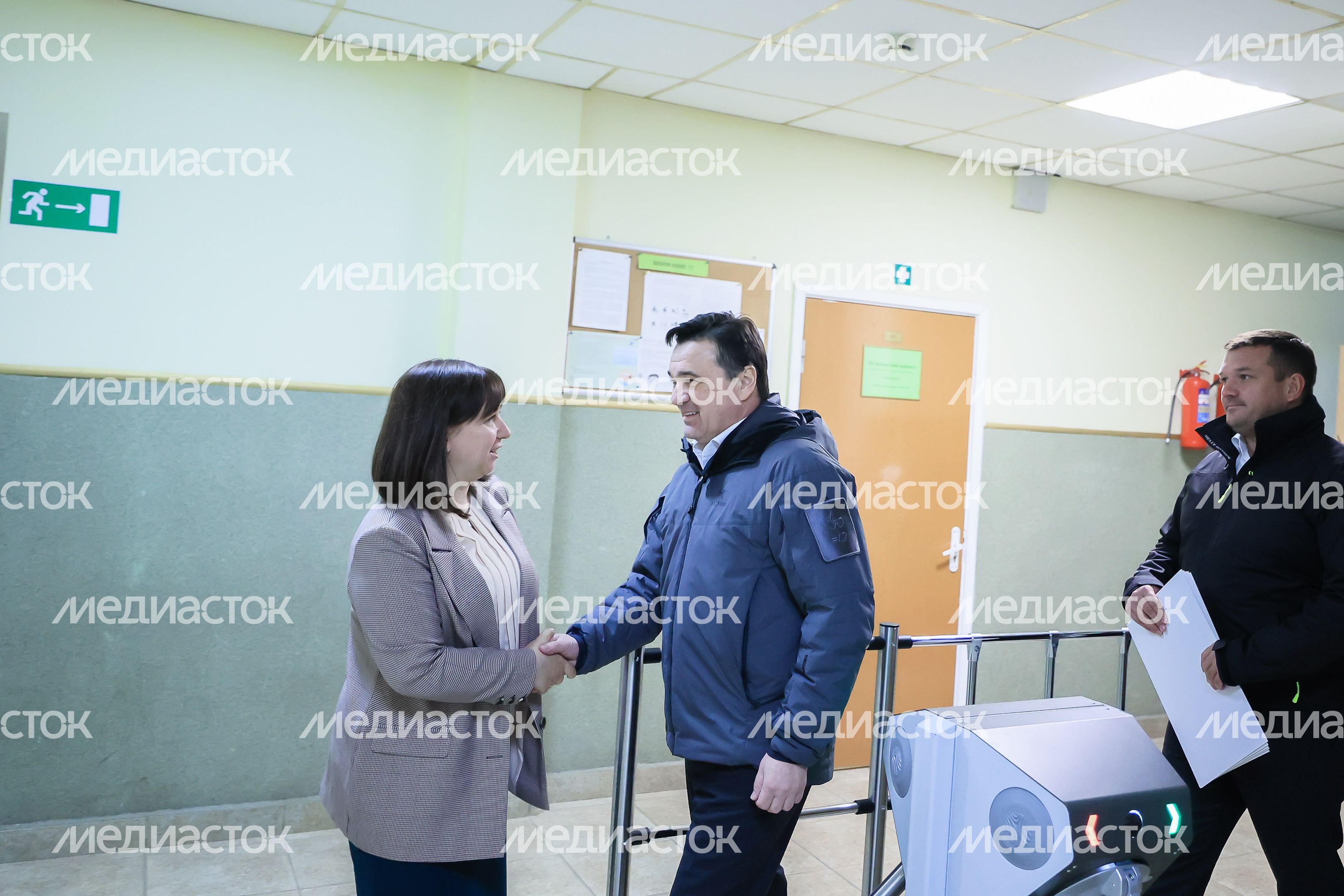 Проверка хода строительства пристройки к школе №14 в Долгопрудном Губернатором Подмосковья