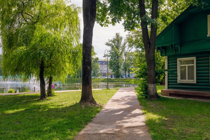 Парк Усадьбы Крафта в Королеве летом