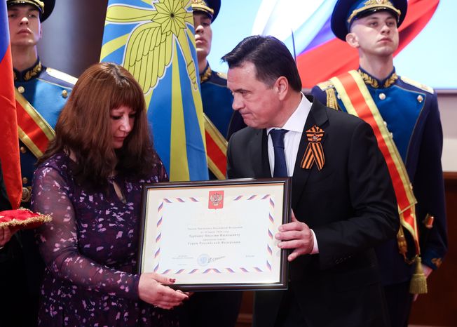 Родственникам легендарного лётчика Николая Терёхина передали "Золотую Звезду" Героя России
