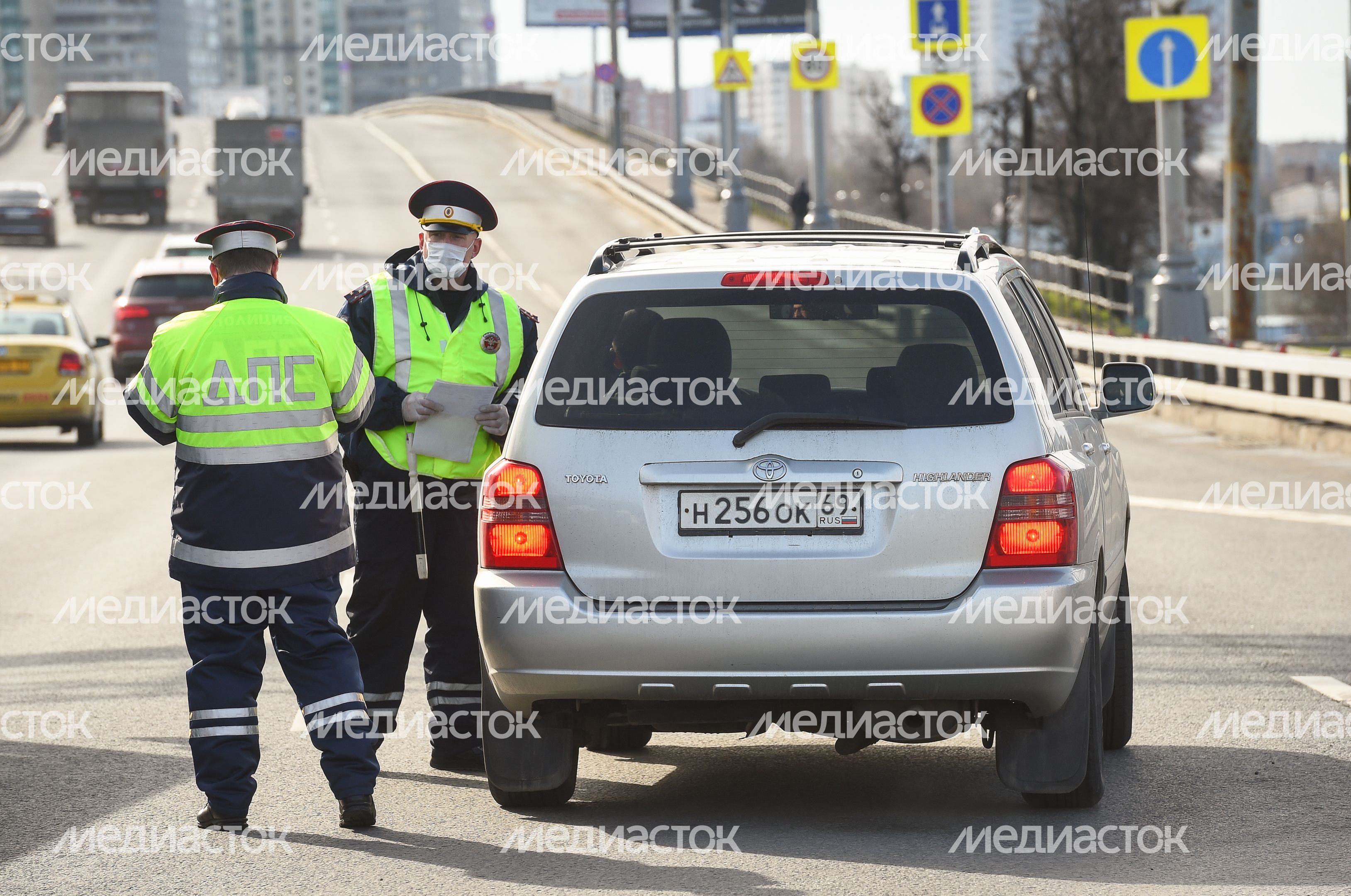 Проверка пропусков на въезде в Москву в период самоизоляции