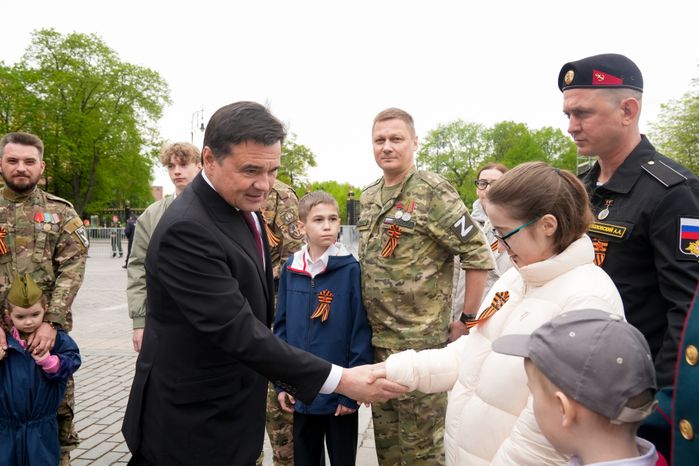 Андрей Воробьев вместе с героями СВО и детьми возложил цветы к Вечному огню у стен Кремля