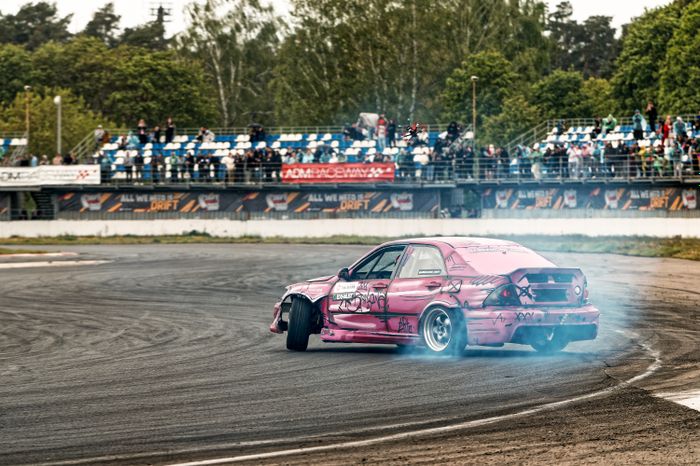 Гонка автомобилей на дрифт-фестивале скорости и драйва Drift Expo Track Mode 2025