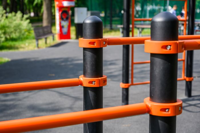 Спортивная площадка в парке культуры и отдыха им. Олега Степанова в Серпухове летом