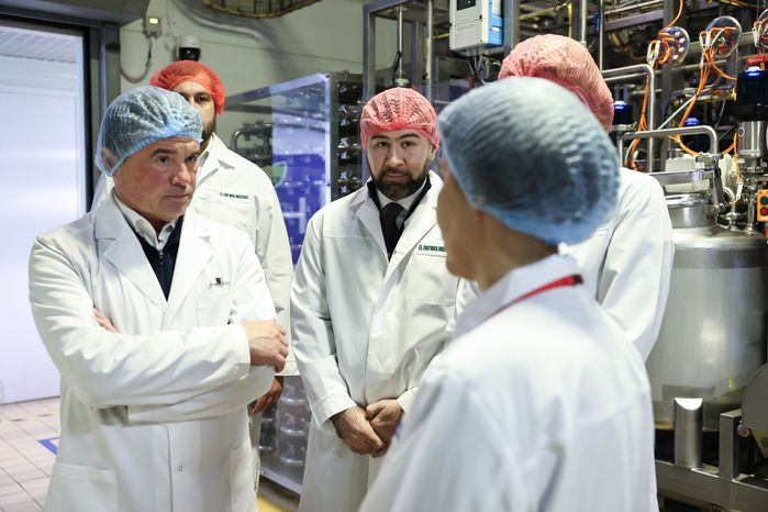 Андрей Воробьев и Оксана Лут посетили молочный комбинат "Чеховский"