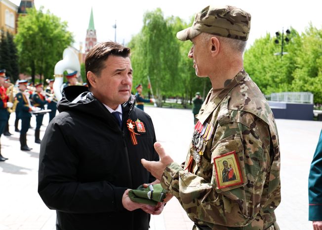 Андрей Воробьев вместе с участниками СВО возложил венок и цветы к Могиле Неизвестного Солдата