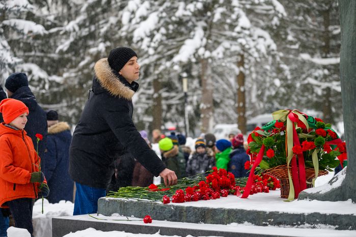 Возложение цветов к памятнику первому космонавту Юрию Гагарину в Звездном городке