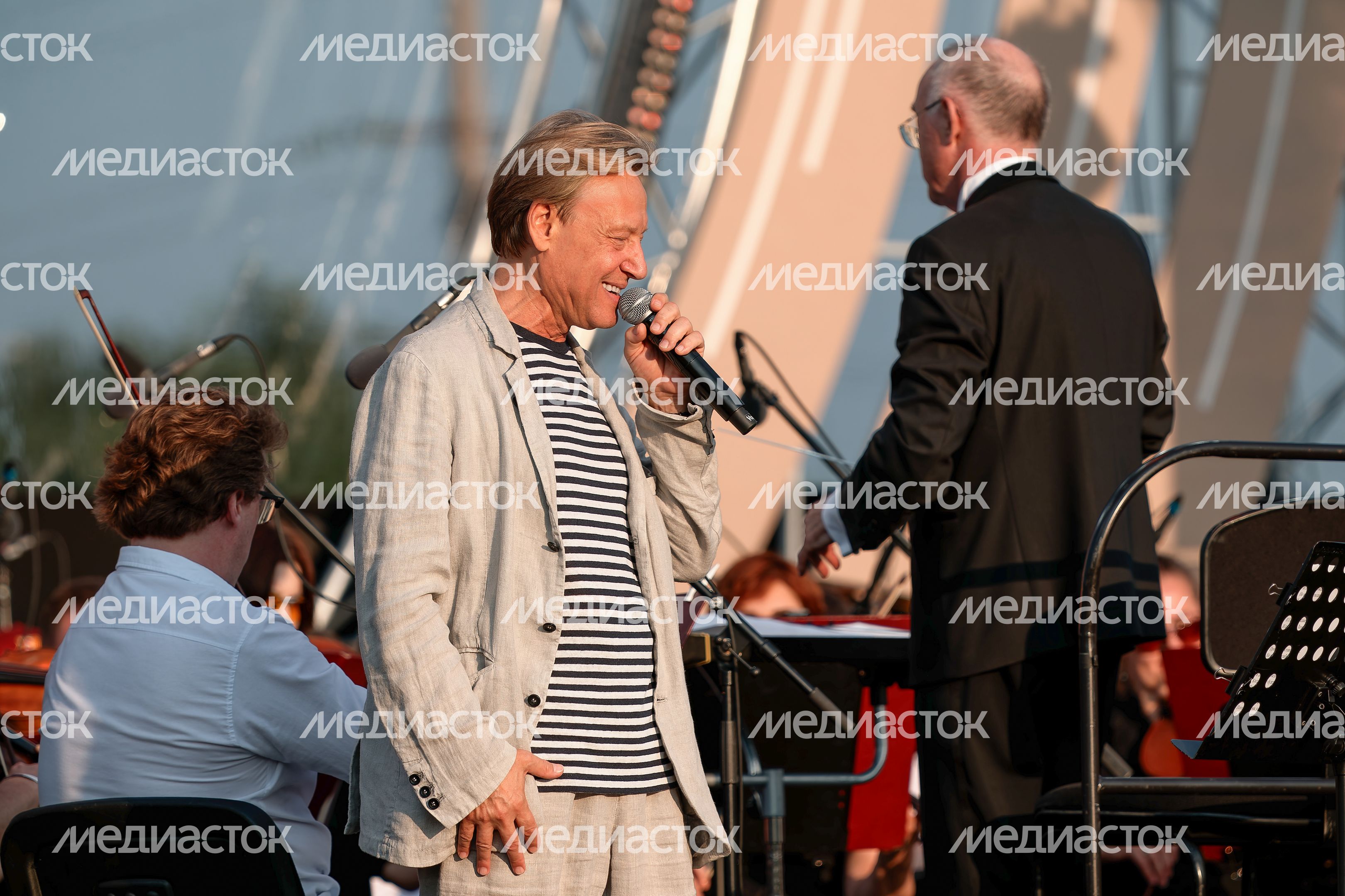 Дмитрий Харатьян на сцене фестиваля «Лето. Музыка. Музей» в Истре Дмитрий Харатьян на сцене фестиваля «Лето. Музыка. Музей» в Истре