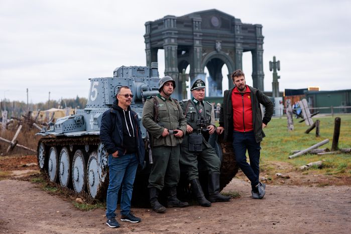 Реконструкцию Битвы за Москву провели в парке «Патриот» ко Дню Сухопутных войск России