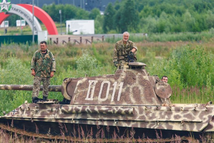Эпизод Курской битвы под Прохоровкой на военно-исторической реконструкции в Центральном парке «Патриот»