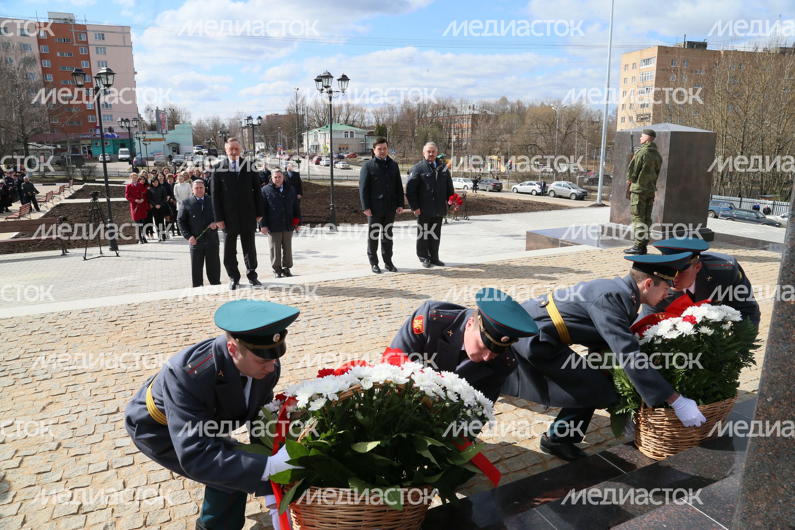 А. Воробьев возложил венки к стеле «Можайск – город воинской славы»