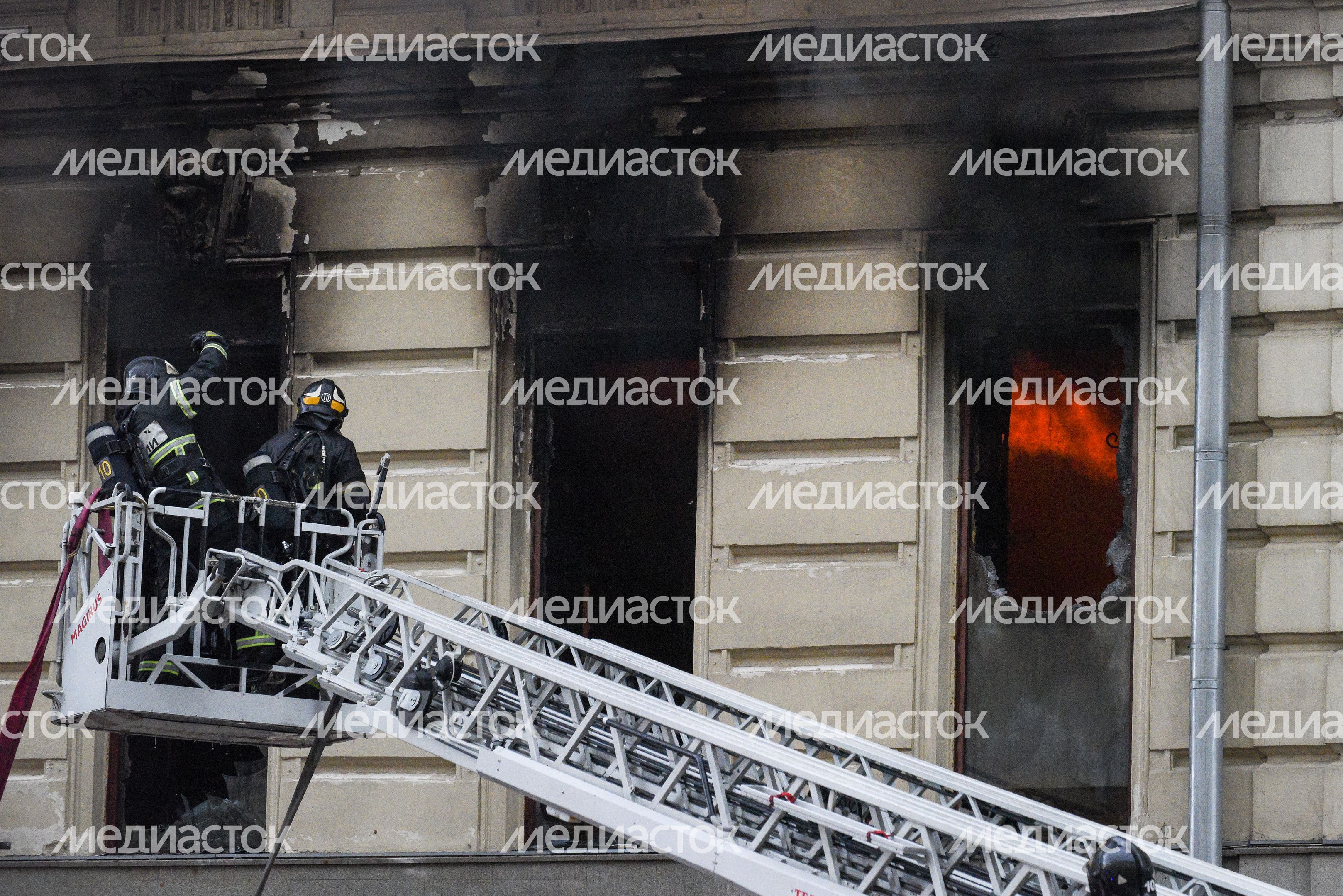 Пожар в реставрируемом здании на Тверской улице в Москве