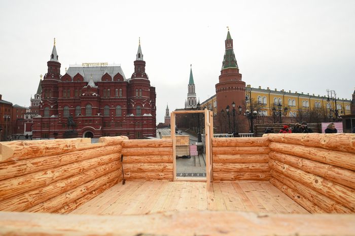 Монтаж инсталляций для фестиваля «Московская Масленица» на Манежной площади